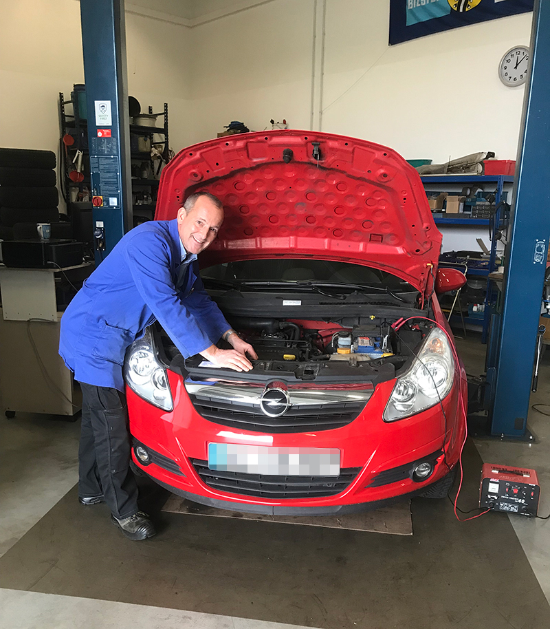 Sprühflasche beim Autoservice, der die Werkstatt des Fahrzeugs